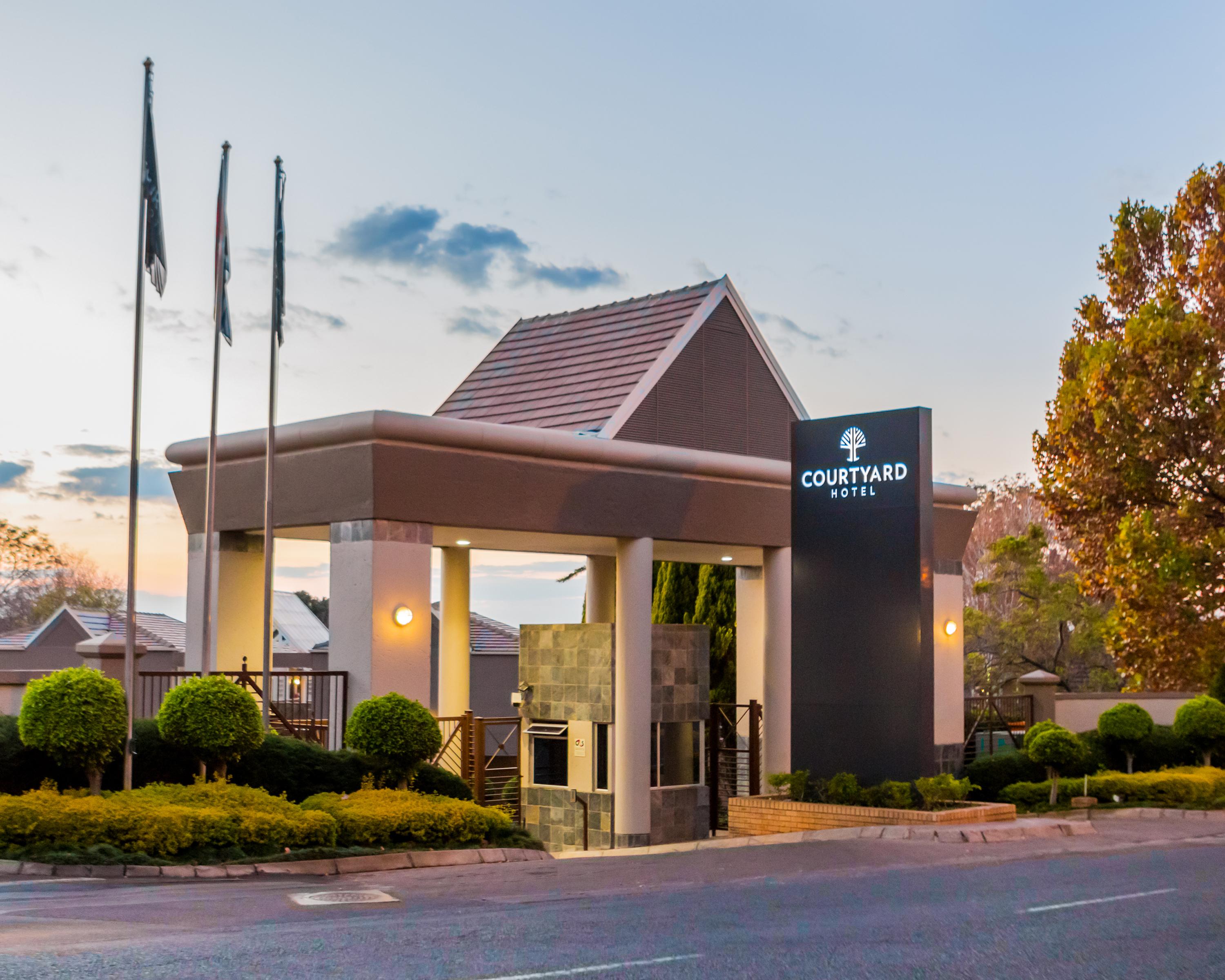 Courtyard Hotel Sandton Johannesburg Exterior photo