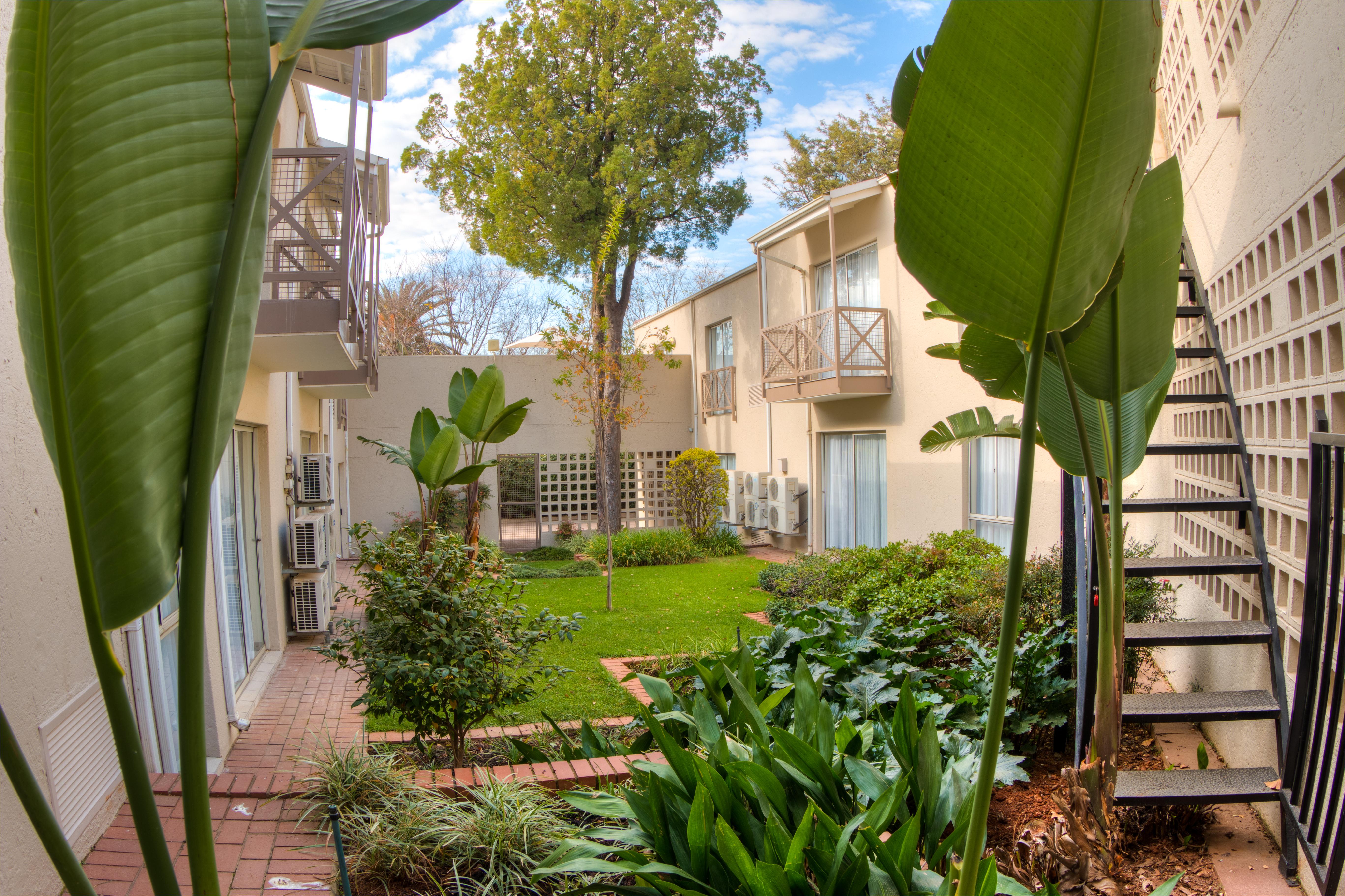 Courtyard Hotel Sandton Johannesburg Exterior photo