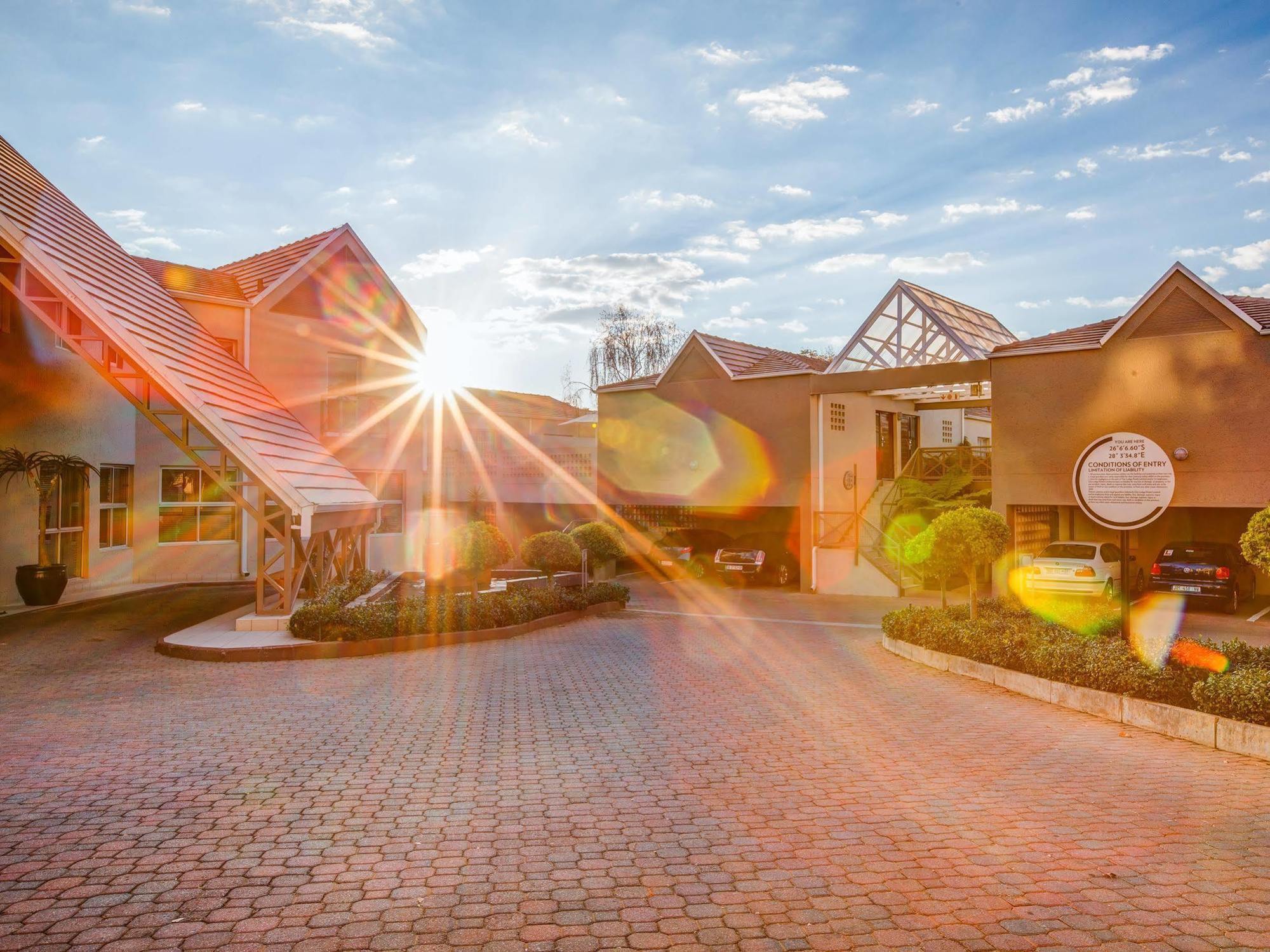 Courtyard Hotel Sandton Johannesburg Exterior photo