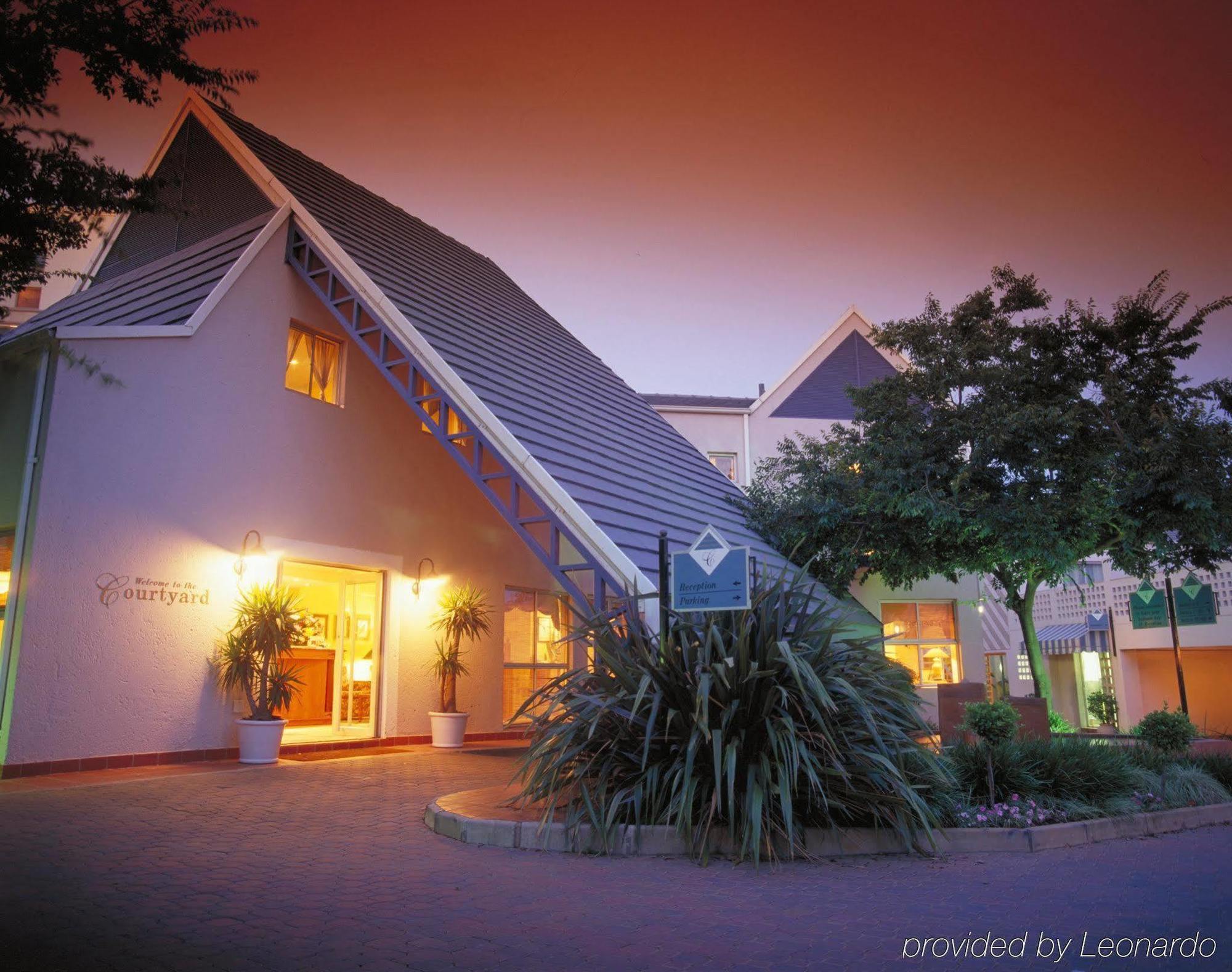 Courtyard Hotel Sandton Johannesburg Exterior photo