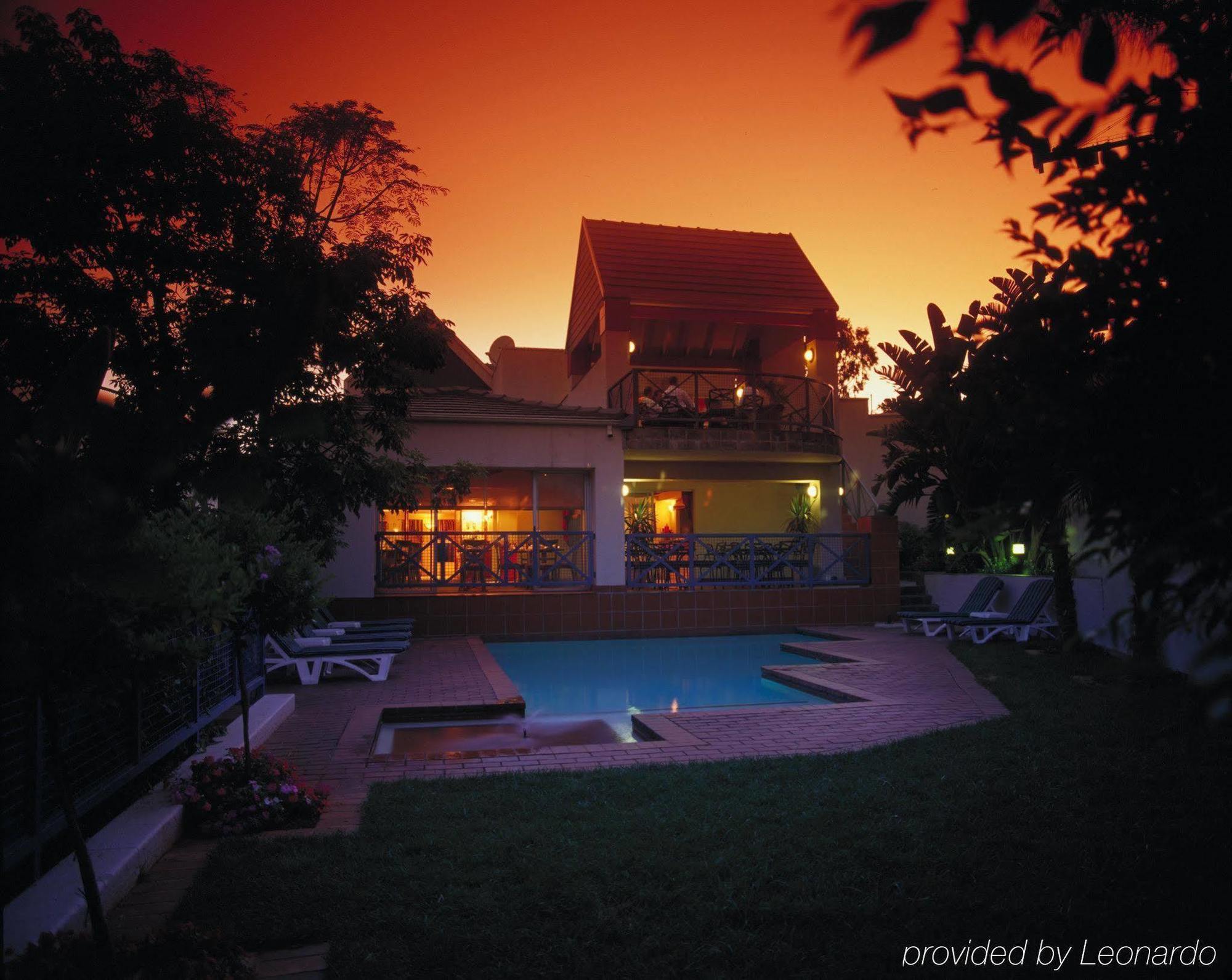 Courtyard Hotel Sandton Johannesburg Exterior photo