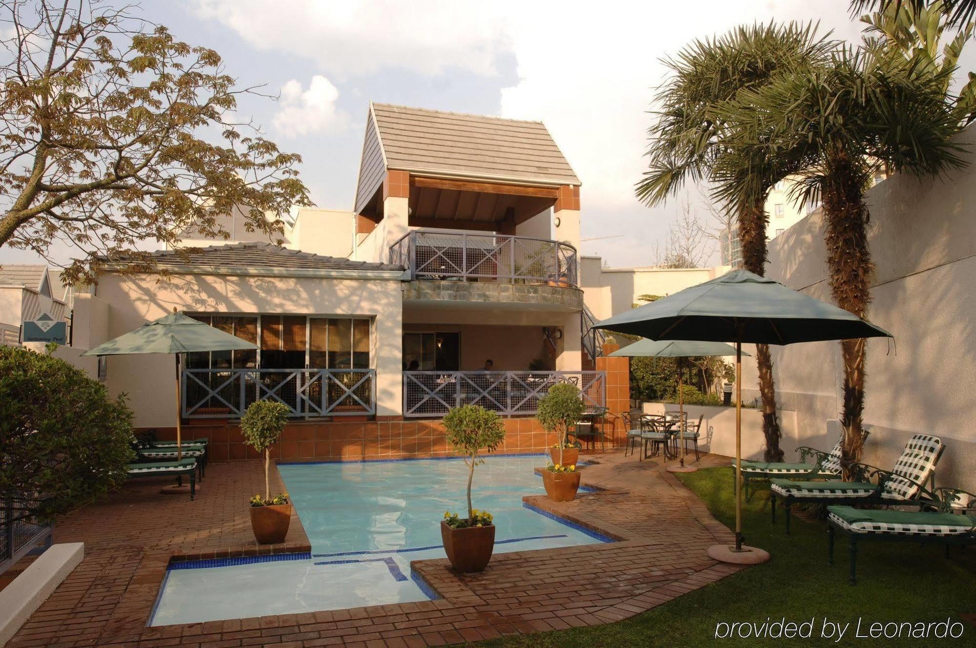 Courtyard Hotel Sandton Johannesburg Exterior photo