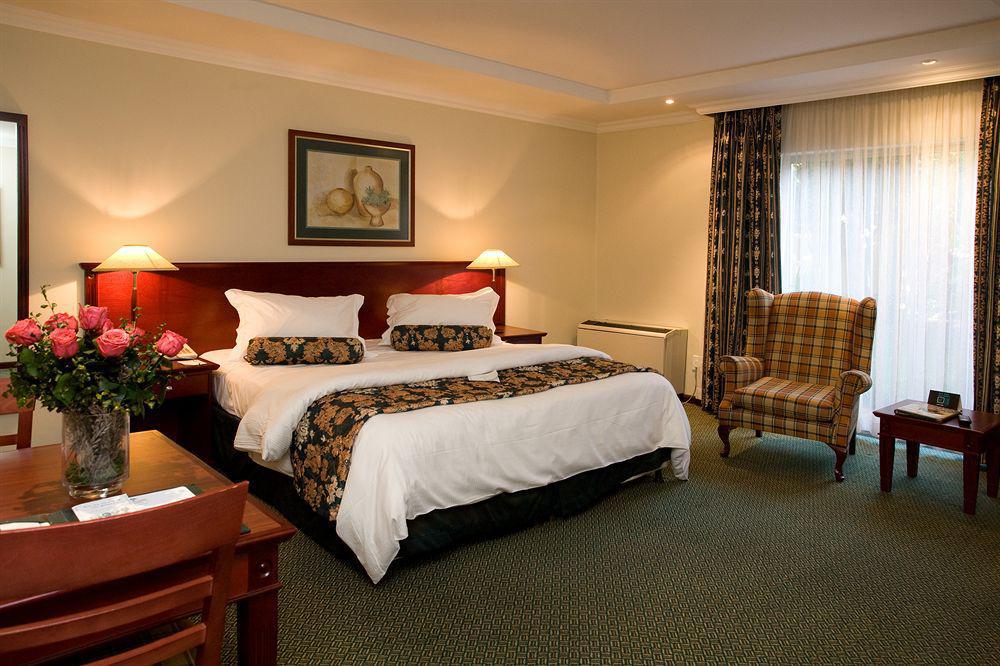 Courtyard Hotel Sandton Johannesburg Exterior photo