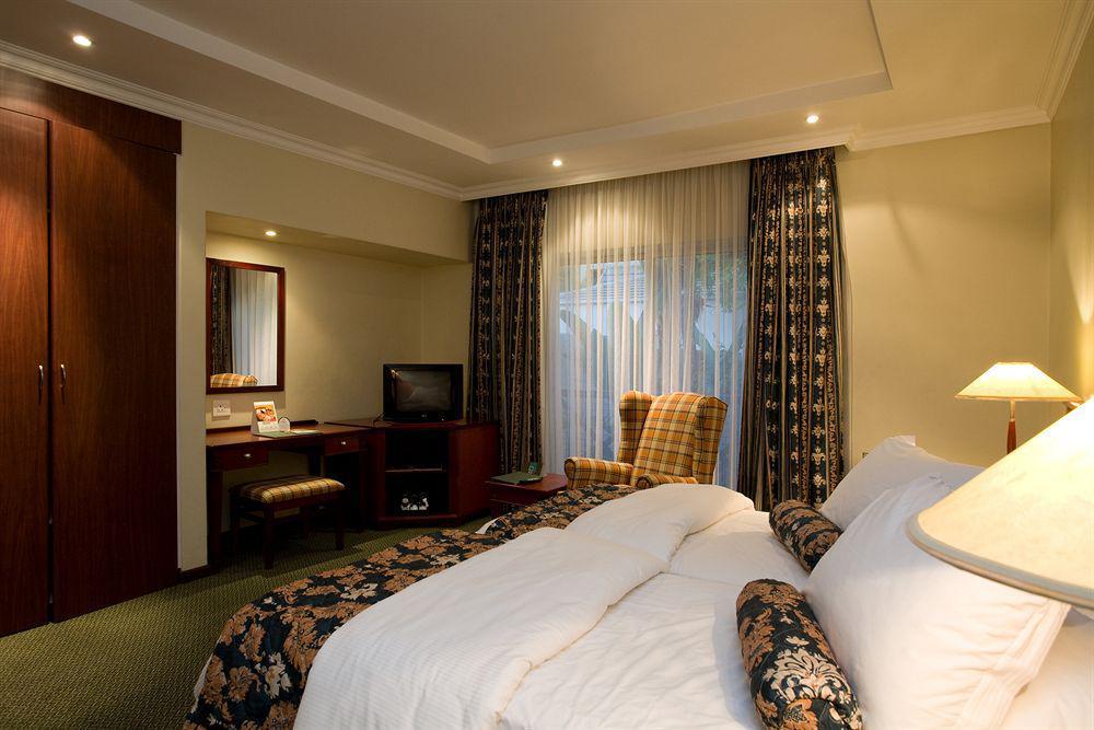 Courtyard Hotel Sandton Johannesburg Exterior photo