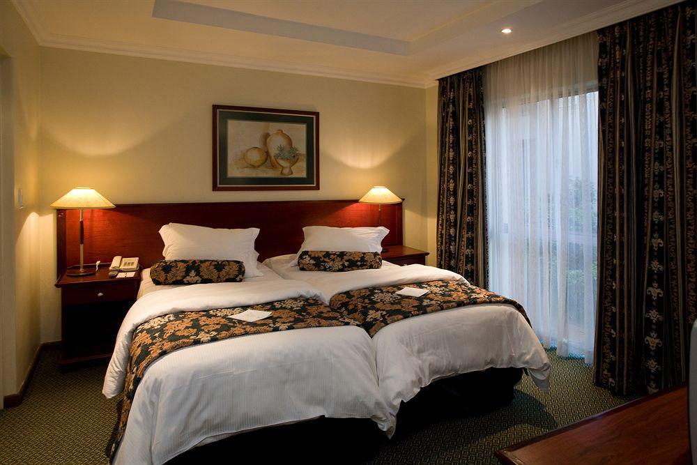 Courtyard Hotel Sandton Johannesburg Exterior photo