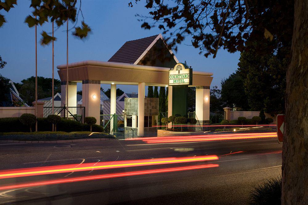 Courtyard Hotel Sandton Johannesburg Exterior photo