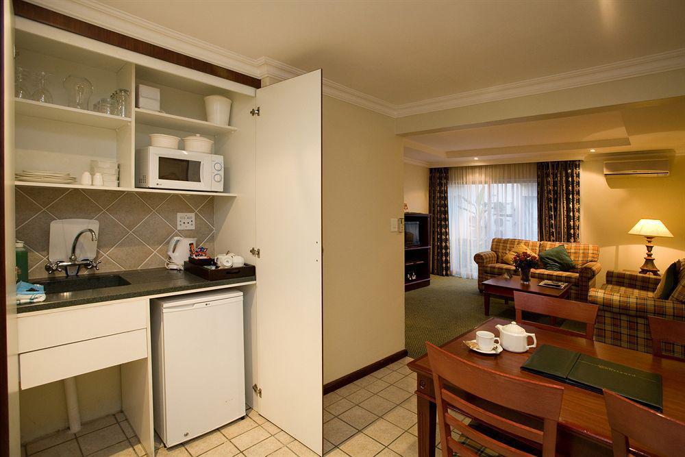 Courtyard Hotel Sandton Johannesburg Exterior photo