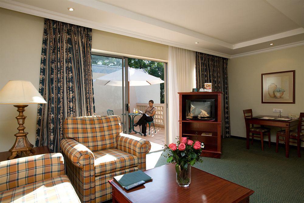 Courtyard Hotel Sandton Johannesburg Exterior photo