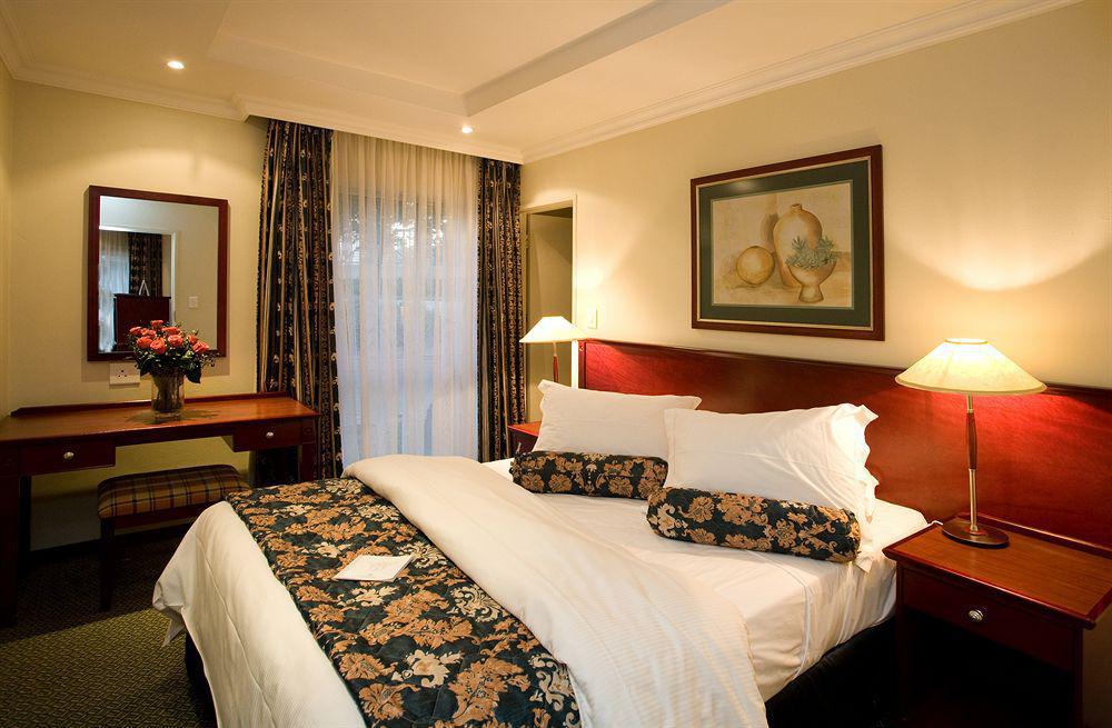 Courtyard Hotel Sandton Johannesburg Exterior photo