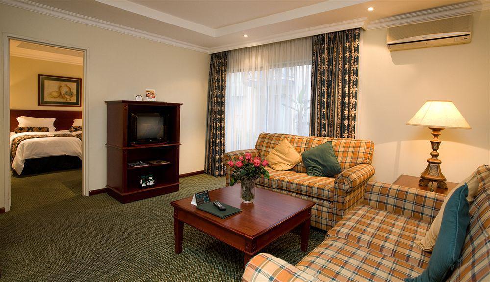 Courtyard Hotel Sandton Johannesburg Exterior photo
