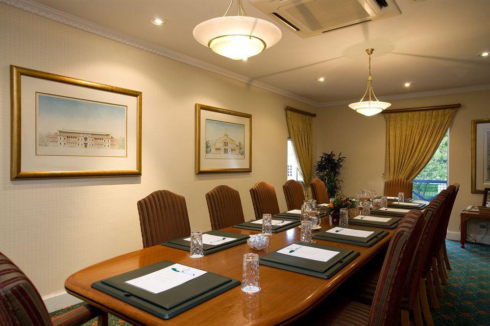 Courtyard Hotel Sandton Johannesburg Exterior photo