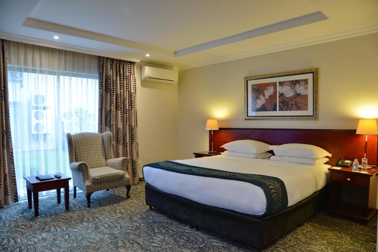 Courtyard Hotel Sandton Johannesburg Exterior photo