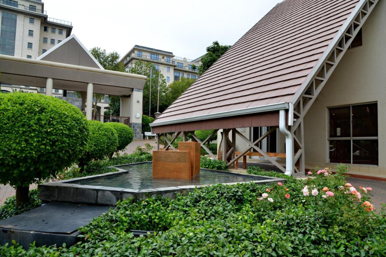 Courtyard Hotel Sandton Johannesburg Exterior photo